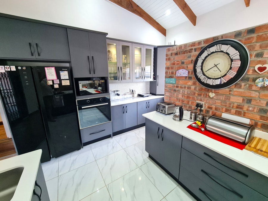 4 Bedroom Property for Sale in Noorsekloof Eastern Cape